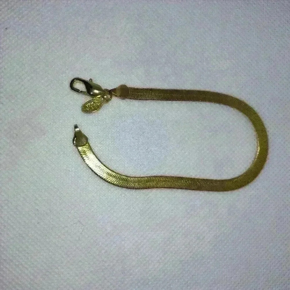 American showcase gold tone 7 inch bracelet